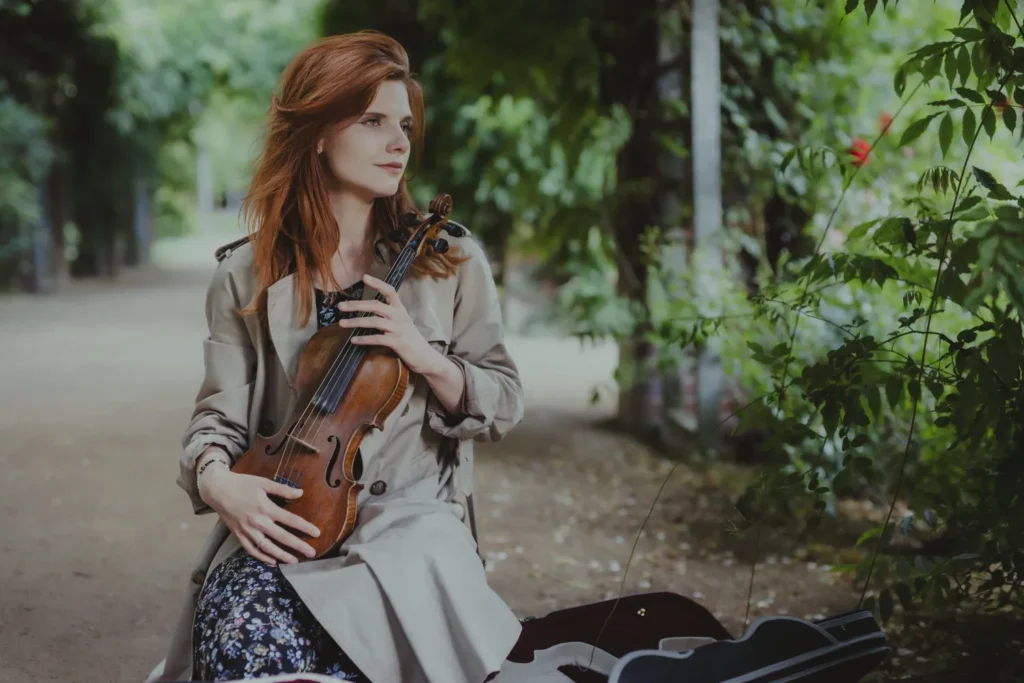 skrzypaczka ze skrzypcami na tle natury